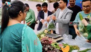JU Chhatra League is selling vegetables at a fair price