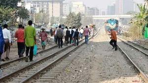 3 street children died after being hit by a train in Mahakhali