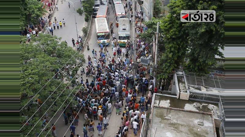Rickshaw-pullers protesting to lift ban on rickshaw ban on Tuesday./Photo: Barta24.com