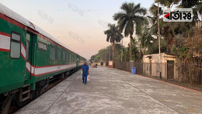  ক্যান্টনমেন্ট স্টেশন থেকে সকাল ৮টা ১৫ মিনিটে ট্রেন ছেড়ে যায় এবং কলকাতায় গিয়ে পৌঁছায় বিকেল ৪টায়