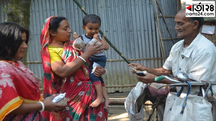 গ্রামে গ্রামে গিয়ে মসলা ফেরি করে বেড়ান বীর মুক্তিযোদ্ধা প্রতাপ চন্দ্র রায়