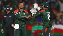 Bangladesh survive battle to reach Super 12
