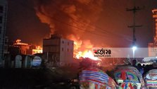 A terrible fire broke out in Babur haat cloth market, 12 units are working to control it