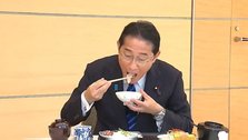 Kishida eats Fukushima fish to overcome fear