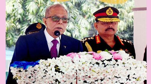 President asks armed forces for supreme sacrifice for National Flag