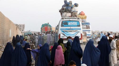 পাকিস্তান ছাড়তে শুরু করেছে আফগান শরণার্থীরা