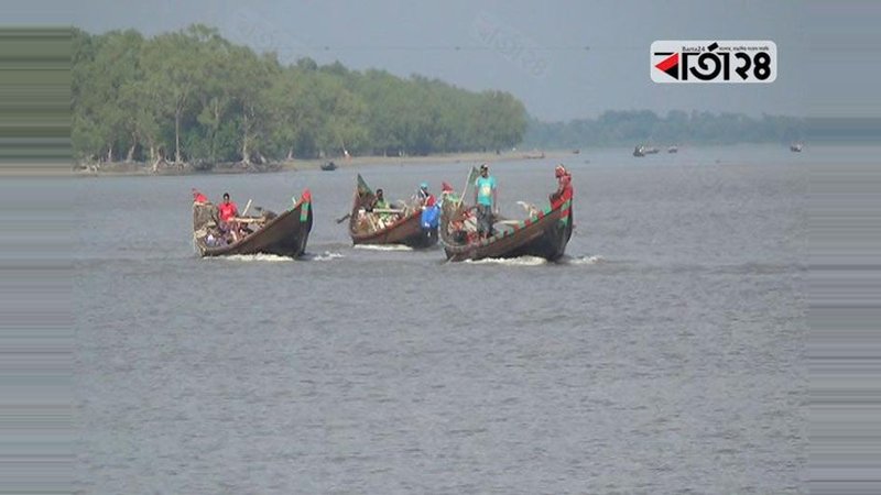 Indian trawlers' illegal intrusion at Bangladesh territory