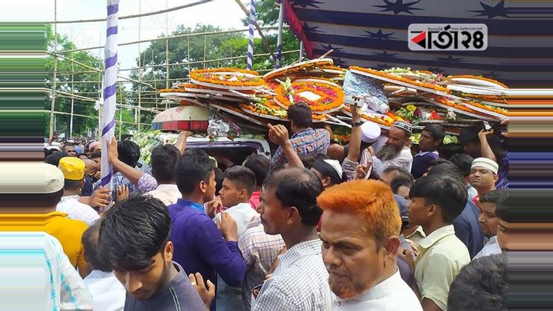 Thousands people gathered in Rangpur with flower before Ershad's burial. Photo:Barta24.com