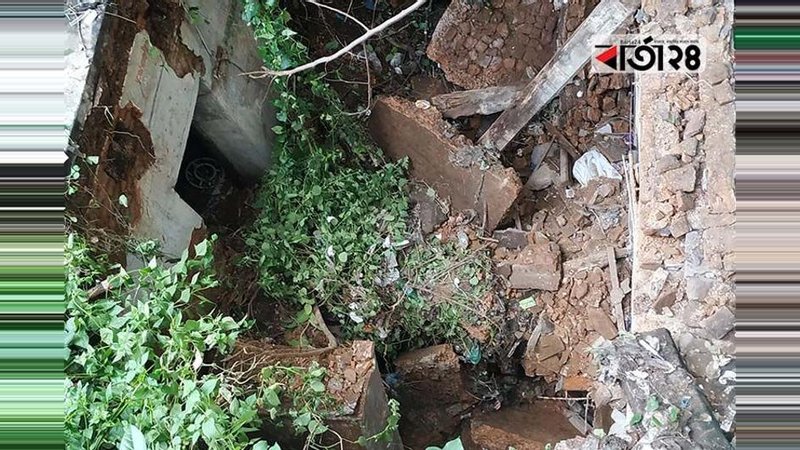 Two-story building collapsed at Patuatuli area of Old Dhaka./Photo: Barta24.com