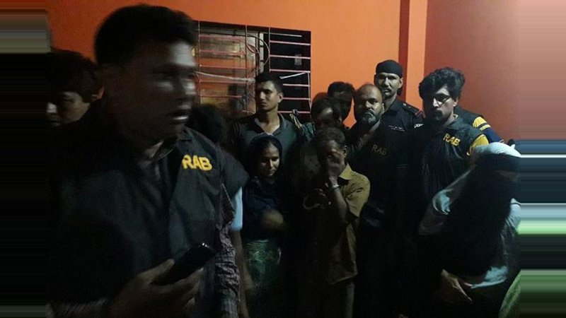 RAB nabs a group of human traffickers along with two Rohingyas