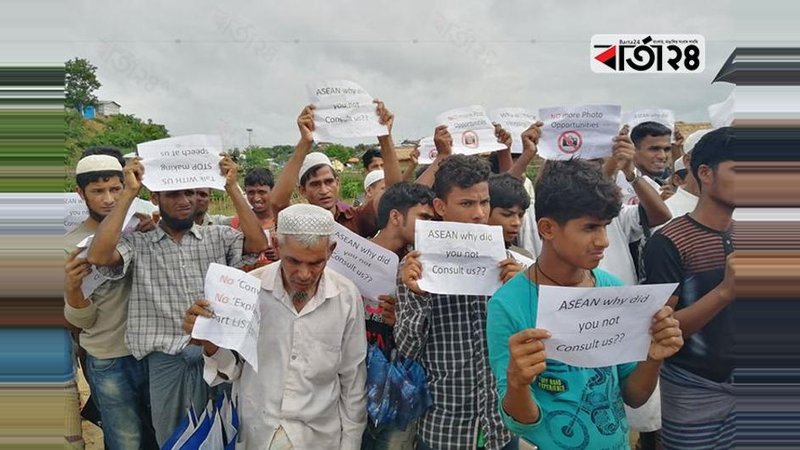 The rohingyas are demanding repatriation during meeting inside/ Photo: Barta24.com