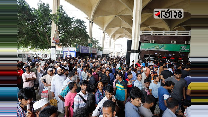 People are waiting for tickets at Kamalapur railway station , Photo: Sumon Shaikh