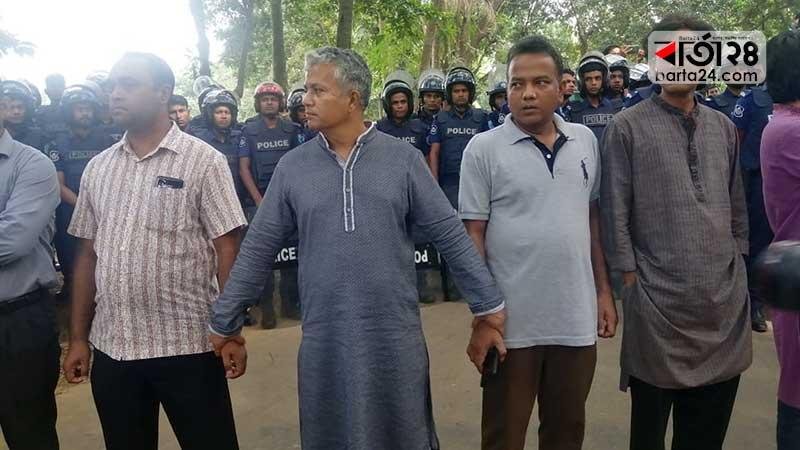 Teachers of Jahangirnagar University have formed a human barricade to protect the students, Photo: Barta24.com