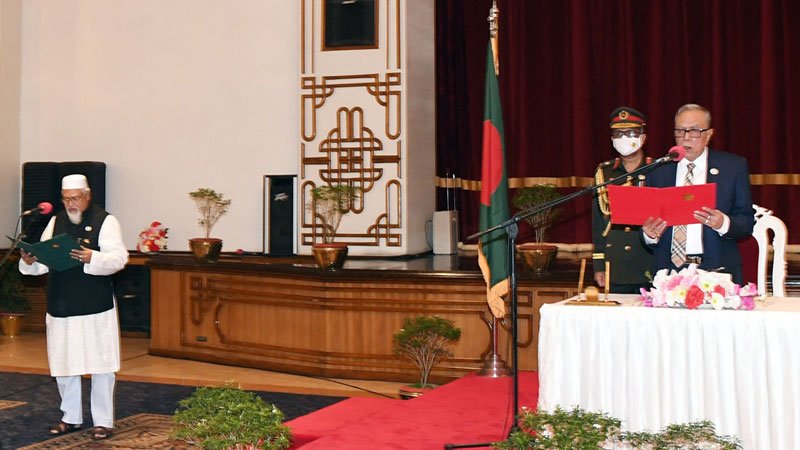 রাষ্ট্রপতি মো. আবদুল হামিদ বঙ্গভবনের দরবার হলে নবনিযুক্ত প্রতিমন্ত্রী মো. ফরিদুল হক খানকে শপথ বাক্য পাঠ করান, ছবি: পিআইডি