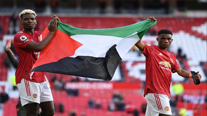Paul Pogba holds Palestine flag