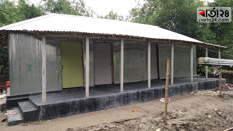 নতুন ঘর পেয়ে খুশিতে আত্মহারা ভ্যান চালক রেজাউল