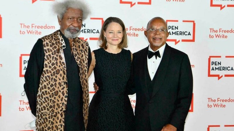 Nigerian writer Wole Soyinka (L), US actress Jodie Foster (C) and US historian and intellectual Henry Louis Gates Jr attend the PEN America Literary Gala at American Museum of Natural History