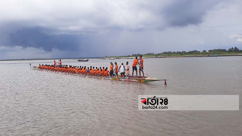 Traditional boat race begins in Tangail in presence of thousands of people