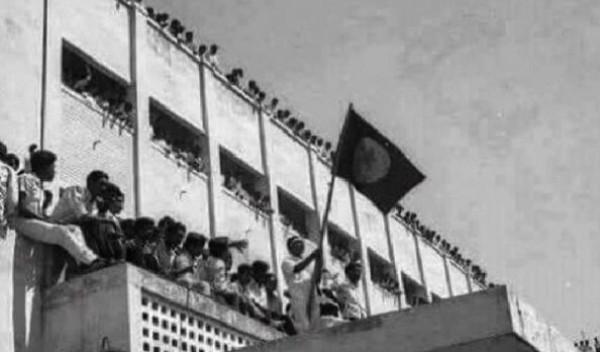 ১৯৭১ সালের ২ মার্চ ঢাকা বিশ্বিবিদ্যালয়ের কলাভবনে প্রথম পতাকা উত্তোলন